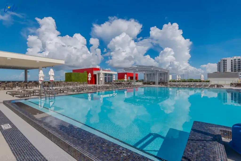 Piscina en la azotea del Costa Hollywood Beach Resort, cerca del Hollywood Broadwalk