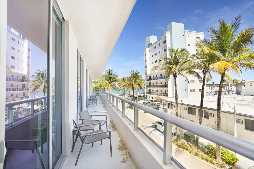 condominios en la playa con balcon