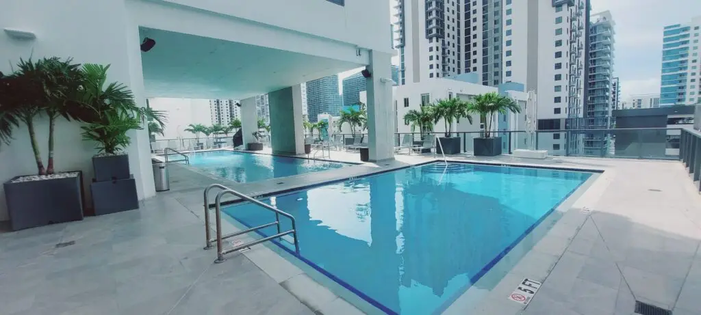 Piscine du condo intelligent Brickell
