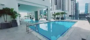 Piscine du condo intelligent Brickell